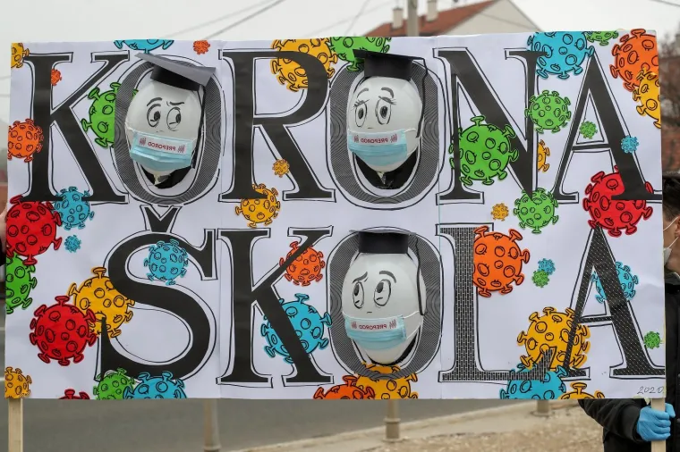 Korona &scaron;kola: Učitelji i nastavnici prosvjedovali ispred ministarstva i poručili - 'dva posla, jedna plaća'!