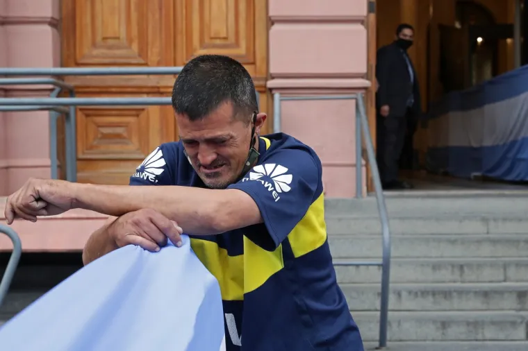 Argentinski mediji javljaju kako se more ljudi slijeva prema mjestu na kojem se nalazi njegov lijes, kako bi mu odali posljednji počast. I rijeke suza preplavile su argentinsku metropolu.