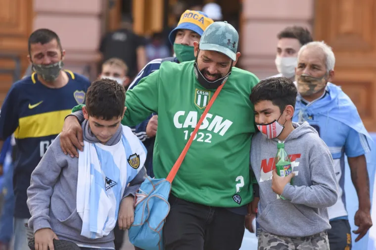 [FOTO] ISPRAĆAJ MARADONE - VELIKA, OGROMNA TUGA U ARGENTINI, NAPULJU, DILJEM SVIJETA: Prizori koji diraju ravno u srce