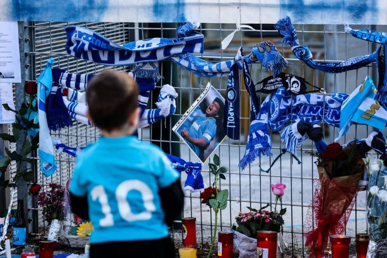 U Napulju su sinoć navijači, svi koji vole Napoli, nogomet i Maradonu, koji je upravo s tim klubom doživio (po)najveće uspjehe, već više od 24 sata odaju počast svojoj ikoni.