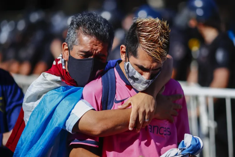 Pogledajte kako uplakani Argentinci po ulicama vri&scaron;te za Maradonom, fanovi se sukobili i s policijom!