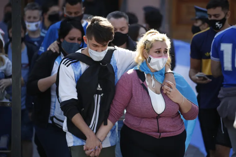 Pogledajte kako uplakani Argentinci po ulicama vri&scaron;te za Maradonom, fanovi se sukobili i s policijom!