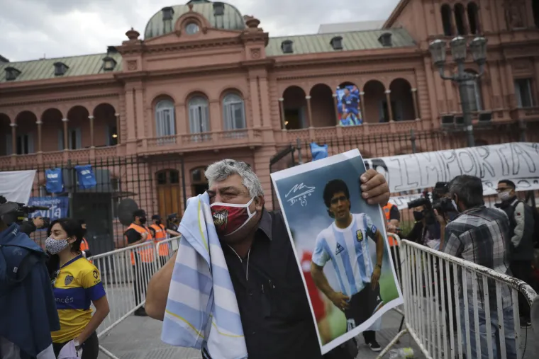 Pogledajte kako uplakani Argentinci po ulicama vri&scaron;te za Maradonom, fanovi se sukobili i s policijom!