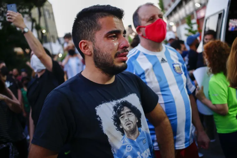 Pogledajte kako uplakani Argentinci po ulicama vri&scaron;te za Maradonom, fanovi se sukobili i s policijom!