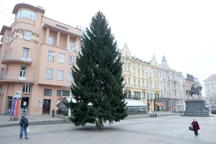 Bolji od onog iz New Yorka: Na glavnom zagrebačkom trgu postavljen bor