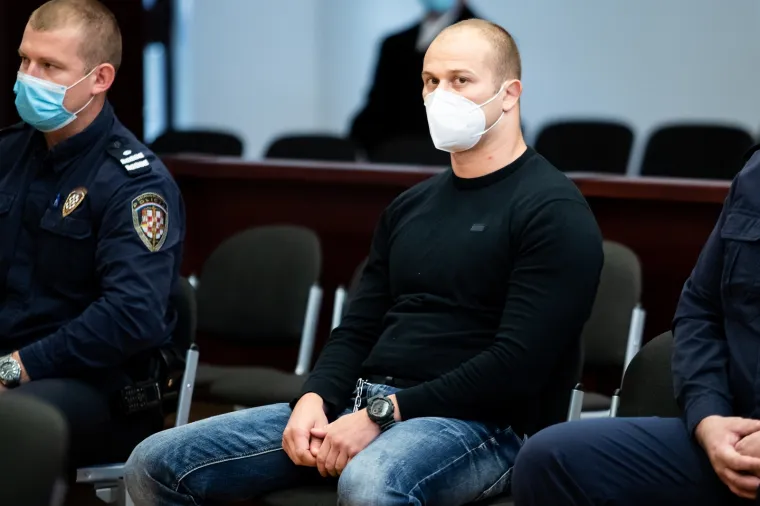 Brutalno ubojstvo u Omi&scaron;u: Osumnjičenog na sud doveli u lisicama i bez cipela i čarapa!