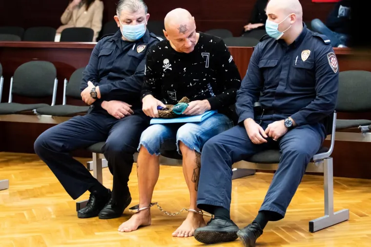 Brutalno ubojstvo u Omi&scaron;u: Osumnjičenog na sud doveli u lisicama i bez cipela i čarapa!