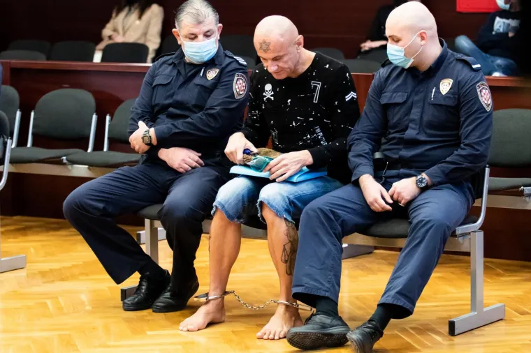 Brutalno ubojstvo u Omi&scaron;u: Osumnjičenog na sud doveli u lisicama i bez cipela i čarapa!