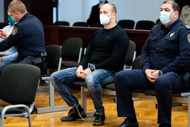 Brutalno ubojstvo u Omi&scaron;u: Osumnjičenog na sud doveli u lisicama i bez cipela i čarapa!