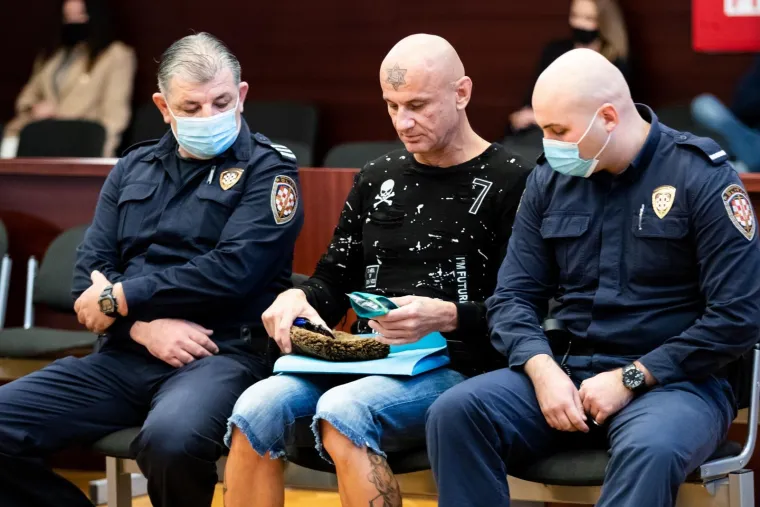 Brutalno ubojstvo u Omi&scaron;u: Osumnjičenog na sud doveli u lisicama i bez cipela i čarapa!