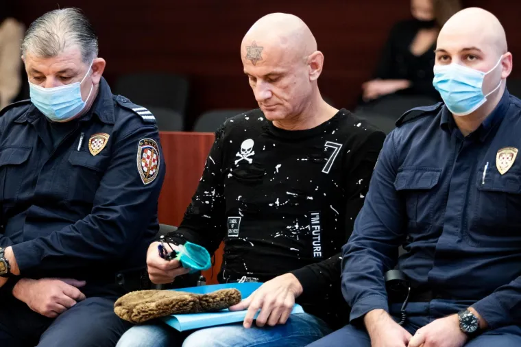 Brutalno ubojstvo u Omi&scaron;u: Osumnjičenog na sud doveli u lisicama i bez cipela i čarapa!