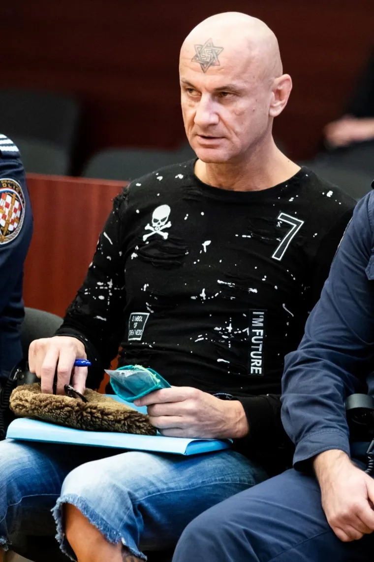 Brutalno ubojstvo u Omi&scaron;u: Osumnjičenog na sud doveli u lisicama i bez cipela i čarapa!