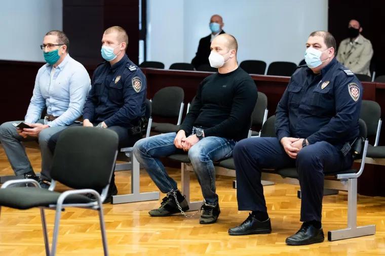 Brutalno ubojstvo u Omi&scaron;u: Osumnjičenog na sud doveli u lisicama i bez cipela i čarapa!