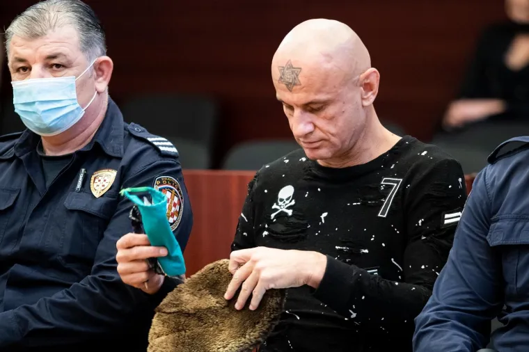 Brutalno ubojstvo u Omi&scaron;u: Osumnjičenog na sud doveli u lisicama i bez cipela i čarapa!