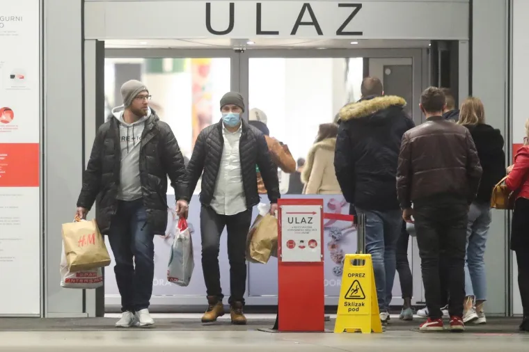 Ni epidemija koronavirusa, a ni protuepidemijske mjere nisu pokolebale Zagrepčane da na "Black Friday" pohrle u šoping.