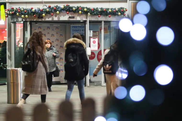 NI PANDEMIJA NIJE SPRIJEČILA KUPCE, SVI SU POHRLILI NA BLACK FRIDAY: Pogledajte kako je to izgledalo u našim trgovačkim centrima