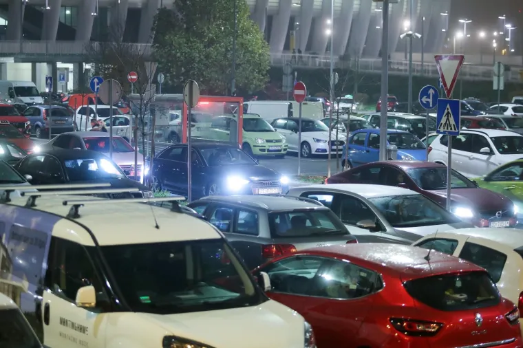 NI PANDEMIJA NIJE SPRIJEČILA KUPCE, SVI SU POHRLILI NA BLACK FRIDAY: Pogledajte kako je to izgledalo u našim trgovačkim centrima