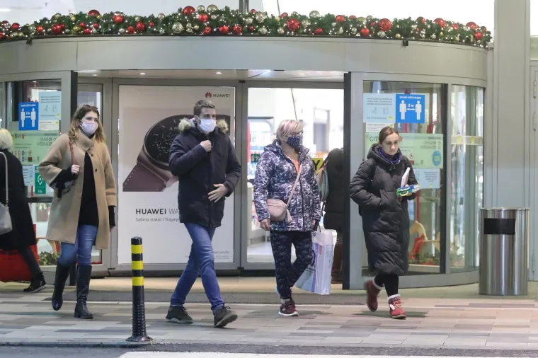 NI PANDEMIJA NIJE SPRIJEČILA KUPCE, SVI SU POHRLILI NA BLACK FRIDAY: Pogledajte kako je to izgledalo u našim trgovačkim centrima