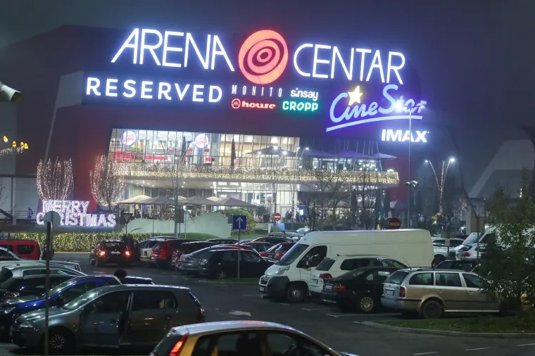 Na parkiralištima ispred trgovačkih centara, u njima te u trgovinama u središtu grada bilo je gužvi, ali ipak manjih nego prošlih godina.