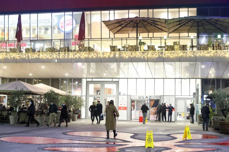 NI PANDEMIJA NIJE SPRIJEČILA KUPCE, SVI SU POHRLILI NA BLACK FRIDAY: Pogledajte kako je to izgledalo u našim trgovačkim centrima