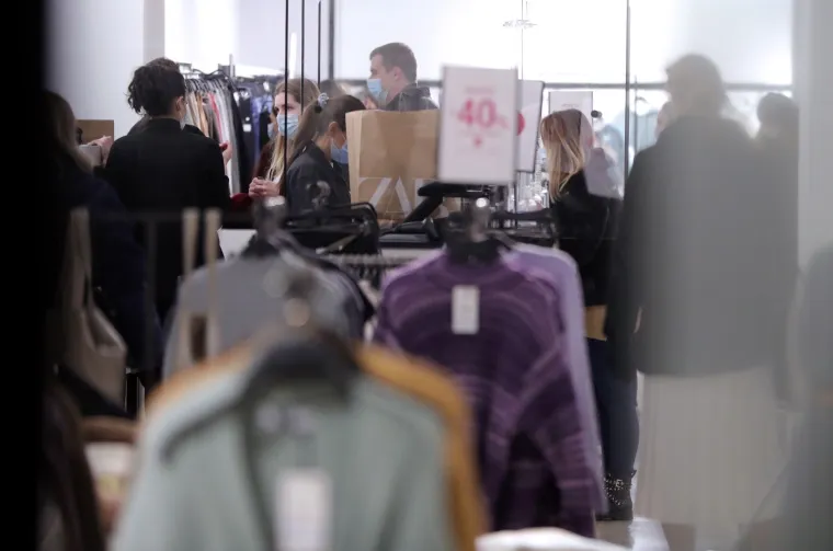 NI PANDEMIJA NIJE SPRIJEČILA KUPCE, SVI SU POHRLILI NA BLACK FRIDAY: Pogledajte kako je to izgledalo u našim trgovačkim centrima