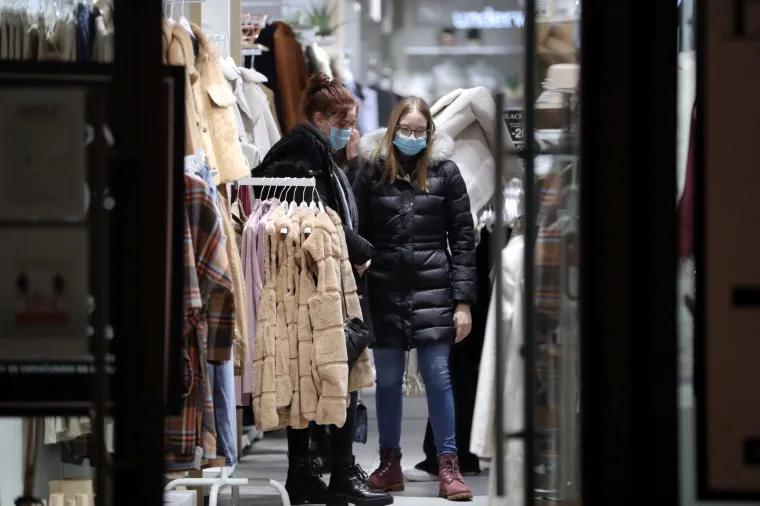 NI PANDEMIJA NIJE SPRIJEČILA KUPCE, SVI SU POHRLILI NA BLACK FRIDAY: Pogledajte kako je to izgledalo u našim trgovačkim centrima