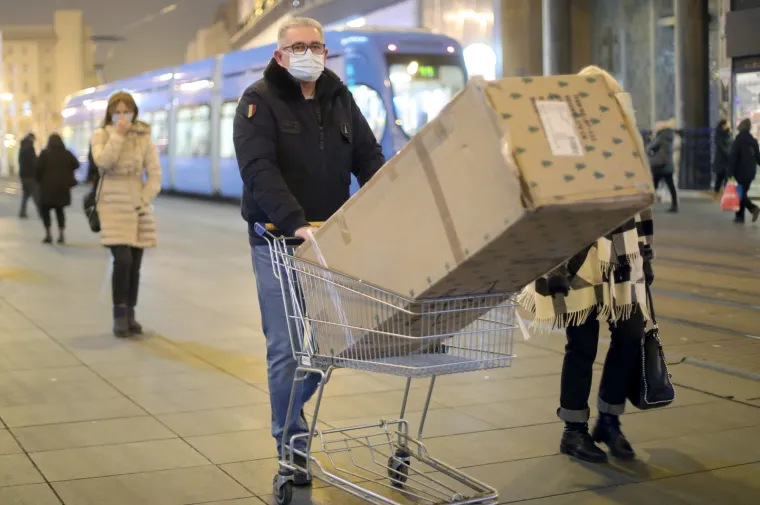 NI PANDEMIJA NIJE SPRIJEČILA KUPCE, SVI SU POHRLILI NA BLACK FRIDAY: Pogledajte kako je to izgledalo u našim trgovačkim centrima