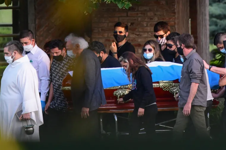 Jedan od najboljih nogometaša svih vremena Argentinac Diego Maradona pokopan u krugu obitelji i najbližih prijatelja na groblju Bellavista u Buenos Airesu.      Iako se zbog epidemioloških mjera žitelji Buenos Airesa zamoljeni da ostanu kod kuće, na pogrebnoj procesiji od palače Rosada do groblja priključilo se tisuće automobila i motocikala s argentinskim zastavama. Mnogi su dodirivali automobil s lijesom dok je stajao na semaforima, a većina je bacala cvijeće, šalove, zastave i dresove.   Lijesom s Maradoninim tijelom bio je izložen u predsjedničkoj palači, ispred koje se stvorio kilometarski red koji se pružao kroz 20 gradskih blokova. Zbog izgreda i tučnjava morala je intervenirati i policija, dok se na posljednjem ispraćaju na groblju okupilo 20-tak osoba.