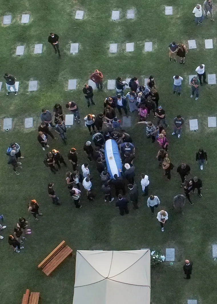 [FOTO] POKOPAN DIEGO MARADONA: Legendarni Argentinac sahranjen u krugu najbliže obitelji