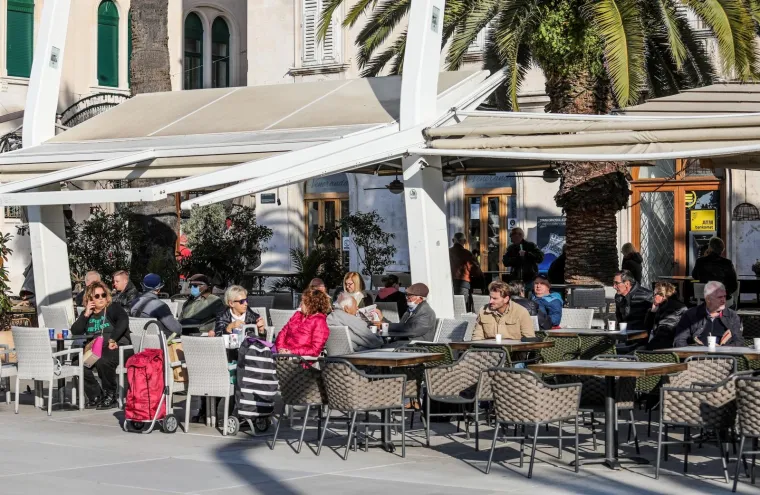KAFIĆI NE RADE, ALI SPLIĆANI SU SE SNAŠLI: Uzeli kavu za van i sjeli na zatvorene terase