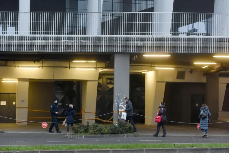 Glavni tehničar za zbrinjavanje bolesnika Igor Pelaić u Dnevniku Nove TV objasnio je kako će izgledati prijem bolesnika. Njih će dovoziti kola Hitne pomoći, a potom slijedi prijava.