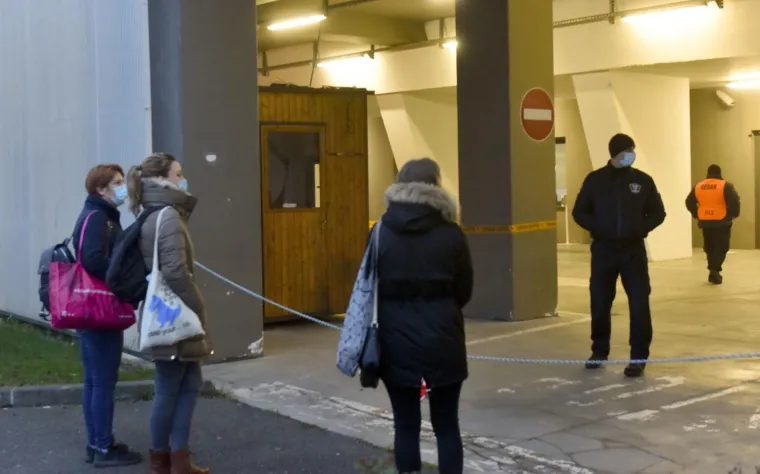 Protokoli za medicinske timove u Areni izbru&scaron;eni su do najsitnijeg detalja. U jednoj smjeni moraju četiri puta promijeniti za&scaron;titnu opremu. A nakon tri sata rada na covid-odjelu, medicinski tim ide u takozvanu &ldquo;prljavu zonu&rdquo;. Vani se prozračuju 15 minuta, a zatim ulaze u prvi &scaron;ator gdje skidaju prljava odijela pa ulaze u drugi, gdje oblače nova odijela. Nakon toga ulaze u &ldquo;čistu zonu&rdquo;.