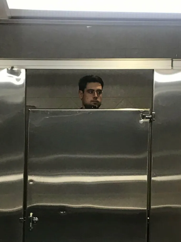 'Kad stojim u kabini javnog WC-a gledam direktno u odraz ljudi koji peru ruke. Nezgodno? Jako.'