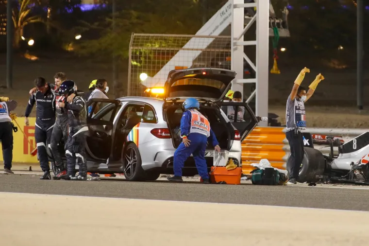 [FOTO] POTRESNI PRIZORI U BAHREINU: Pogledajte &scaron;to je ostalo od bolida; Totalni horor; Vozač počeo gorjeti