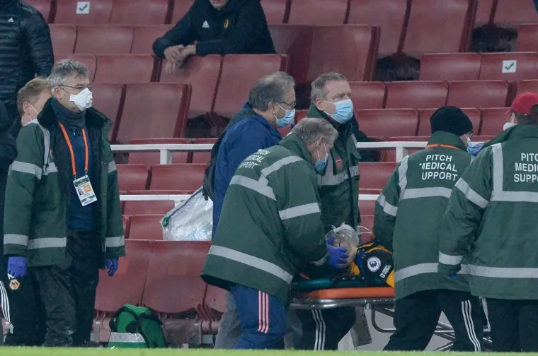 [FOTO] SPAŠAVALI MU ŽIVOT USRED UTAKMICE: Zaradio ozljedu glave