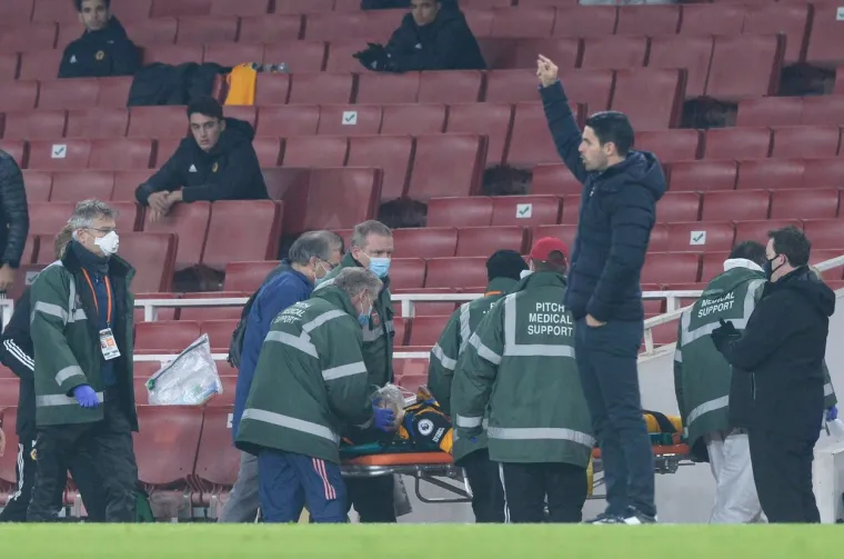 [FOTO] SPAŠAVALI MU ŽIVOT USRED UTAKMICE: Zaradio ozljedu glave