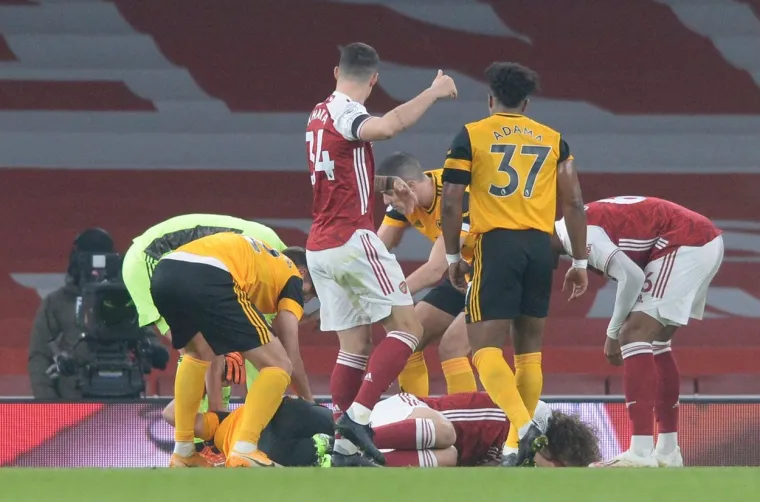 [FOTO] SPAŠAVALI MU ŽIVOT USRED UTAKMICE: Zaradio ozljedu glave