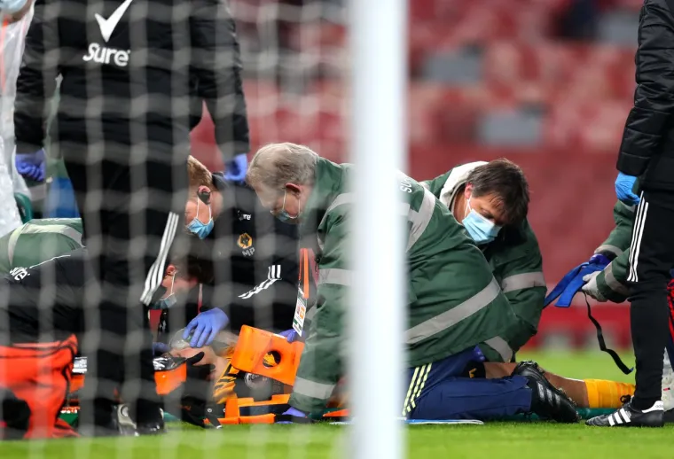 [FOTO] SPAŠAVALI MU ŽIVOT USRED UTAKMICE: Zaradio ozljedu glave