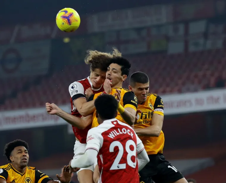 Ugledni engleski BBC javlja kako je igrač dobio kisik i na nosilima je iznešen s terena, a umjesto njega u igru je ušao Fabio Silva. Engleski mediji pišu kako je u sudaru zaradio potres mozga i dobio je potrebnu terapiju.  S druge strane David Luiz je bolje prošao, dobio je zavoj na glavi i nastavio je susret. Do njihovog sudara je došlo nakon ubačaja iz kornera.