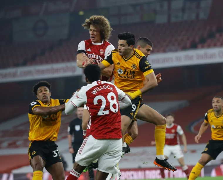 Napadač engleskog premierliga&scaron;a Wolverhamptona Raul Jimenez prevezen je u bolnicu s ozljedom glave nakon &scaron;to se u petoj minuti  nedjeljne utakmice protiv Arsenala na Emiratesu u Londonu sudario s Davidom Luizom.