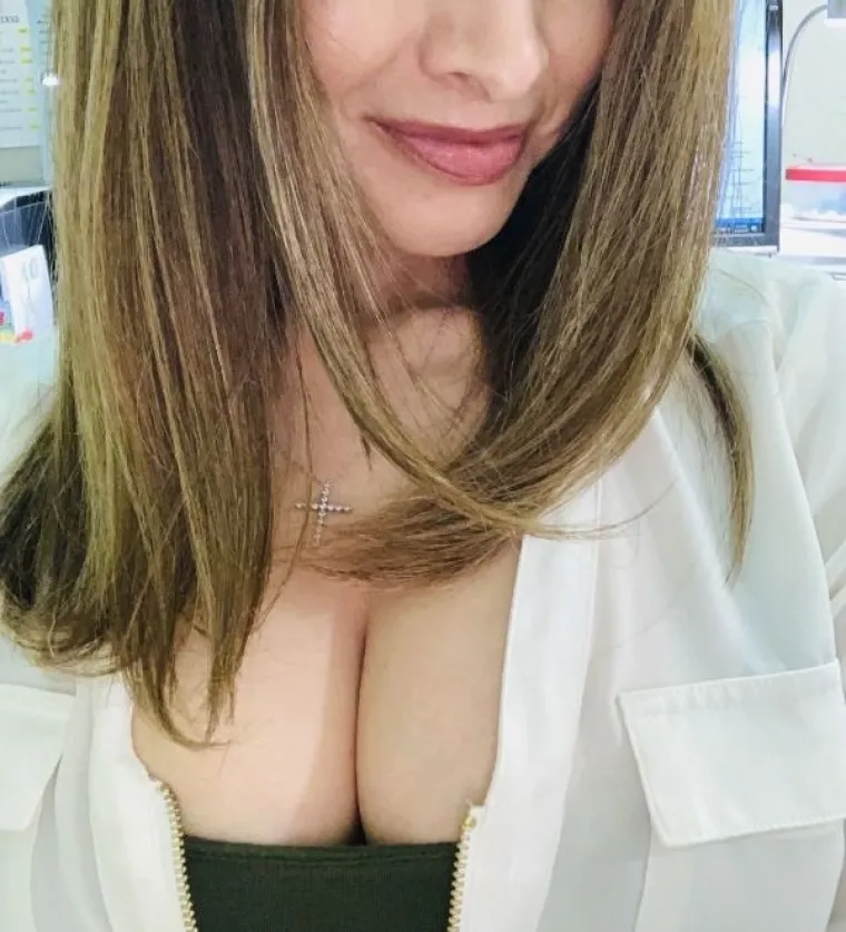 NJIMA, IZGLEDA, NIJE HLADNO NA POSLU: Ove djevojke ne po&scaron;tuju korporativni dress code, ali ba&scaron; nitko se ne buni