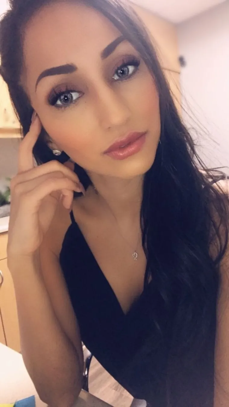 NJIMA, IZGLEDA, NIJE HLADNO NA POSLU: Ove djevojke ne po&scaron;tuju korporativni dress code, ali ba&scaron; nitko se ne buni