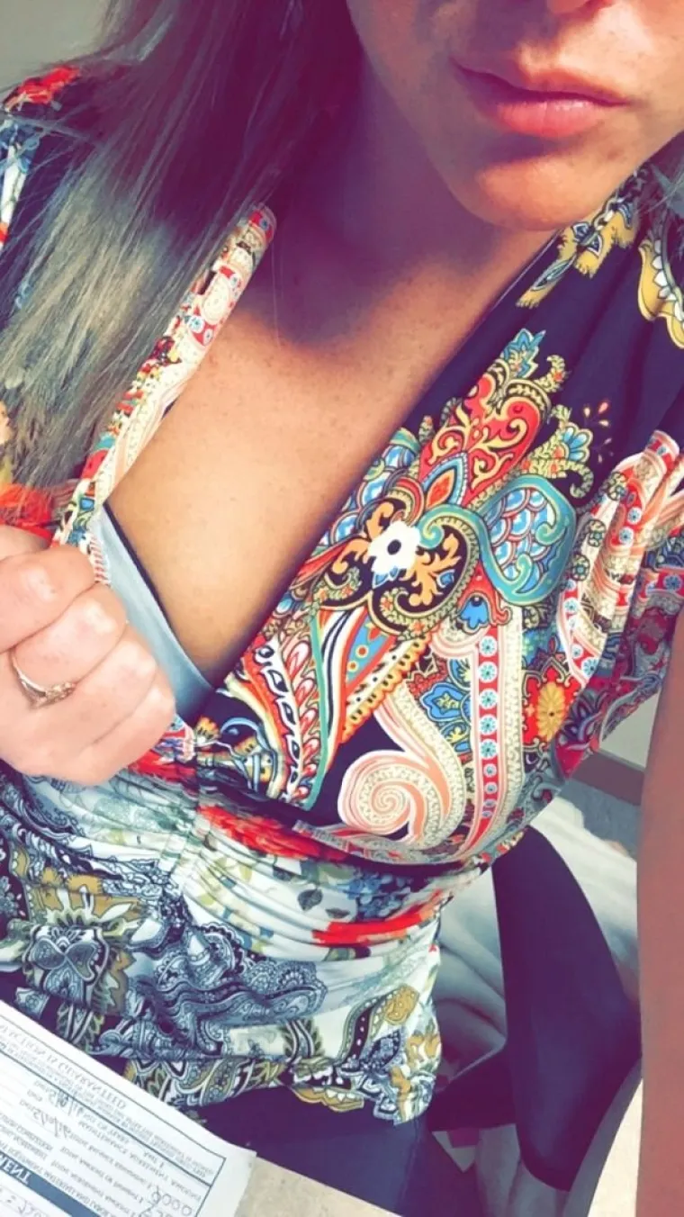 NJIMA, IZGLEDA, NIJE HLADNO NA POSLU: Ove djevojke ne po&scaron;tuju korporativni dress code, ali ba&scaron; nitko se ne buni