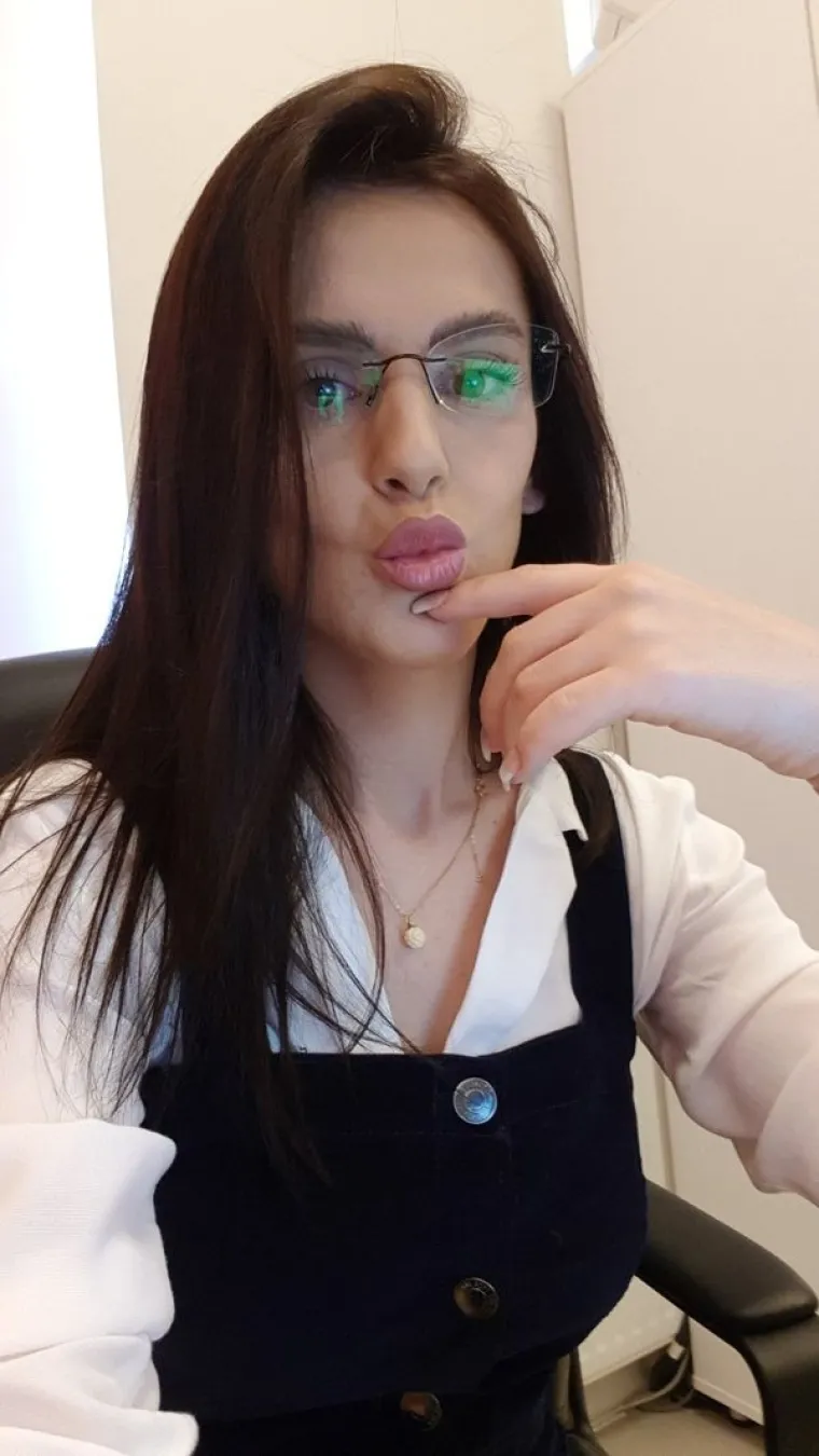 NJIMA, IZGLEDA, NIJE HLADNO NA POSLU: Ove djevojke ne po&scaron;tuju korporativni dress code, ali ba&scaron; nitko se ne buni