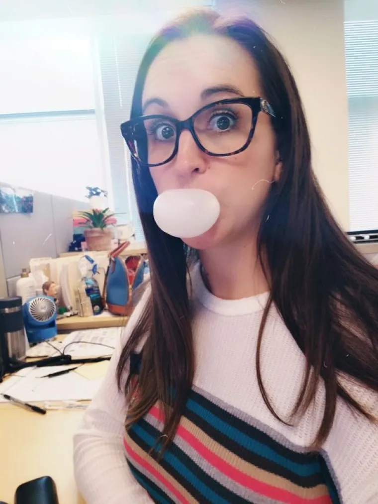 NJIMA, IZGLEDA, NIJE HLADNO NA POSLU: Ove djevojke ne po&scaron;tuju korporativni dress code, ali ba&scaron; nitko se ne buni