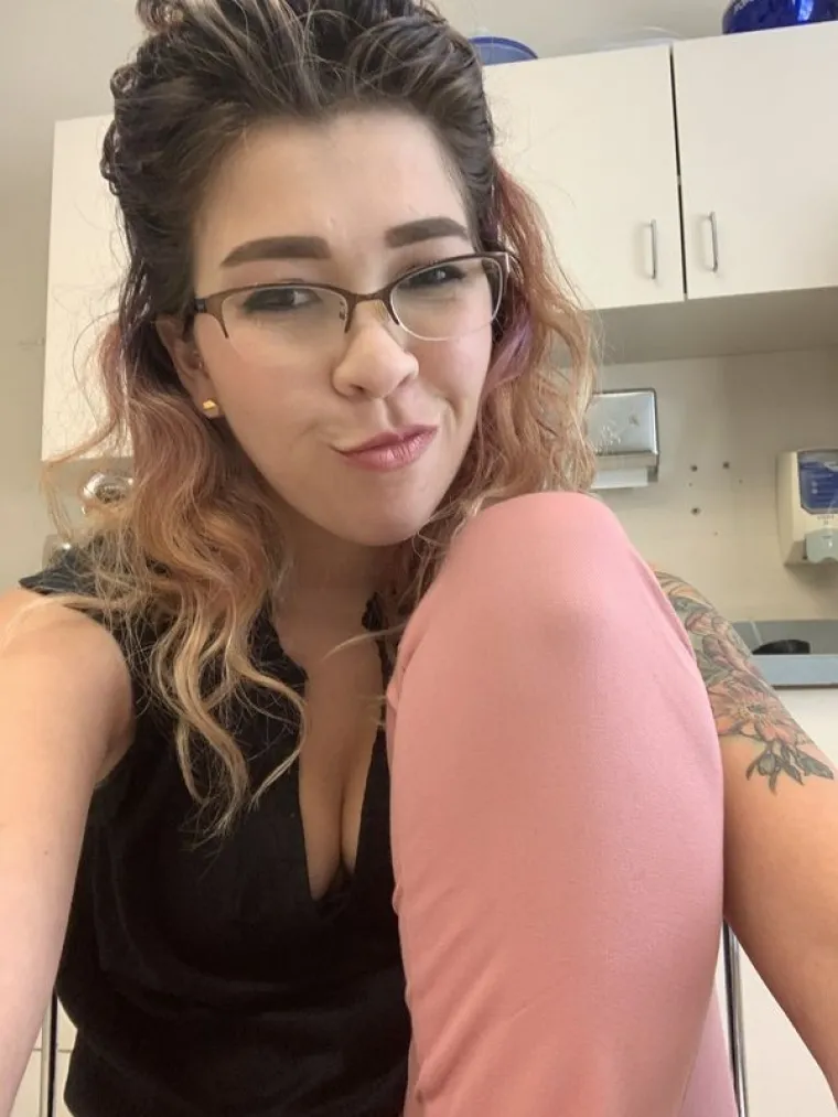 NJIMA, IZGLEDA, NIJE HLADNO NA POSLU: Ove djevojke ne po&scaron;tuju korporativni dress code, ali ba&scaron; nitko se ne buni