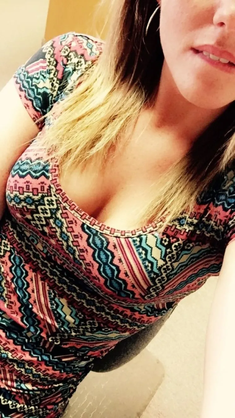 NJIMA, IZGLEDA, NIJE HLADNO NA POSLU: Ove djevojke ne po&scaron;tuju korporativni dress code, ali ba&scaron; nitko se ne buni