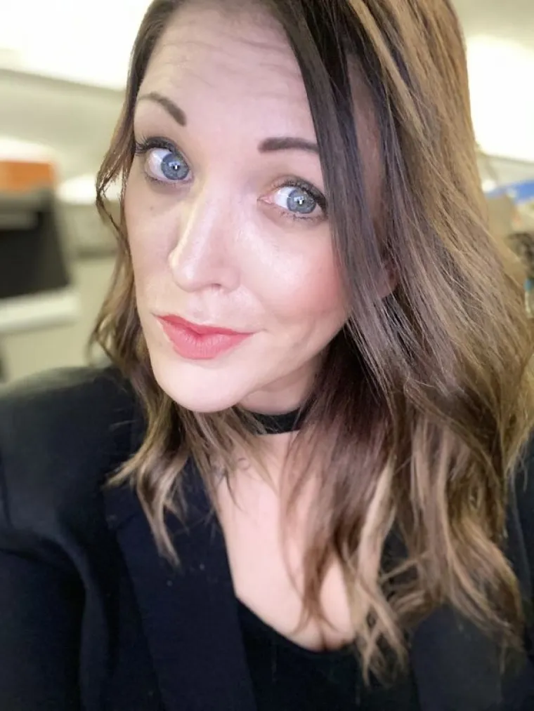 NJIMA, IZGLEDA, NIJE HLADNO NA POSLU: Ove djevojke ne po&scaron;tuju korporativni dress code, ali ba&scaron; nitko se ne buni