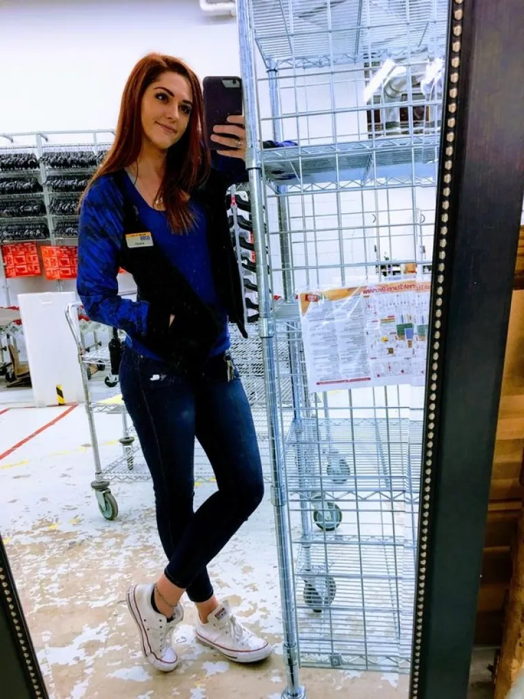 NJIMA, IZGLEDA, NIJE HLADNO NA POSLU: Ove djevojke ne po&scaron;tuju korporativni dress code, ali ba&scaron; nitko se ne buni