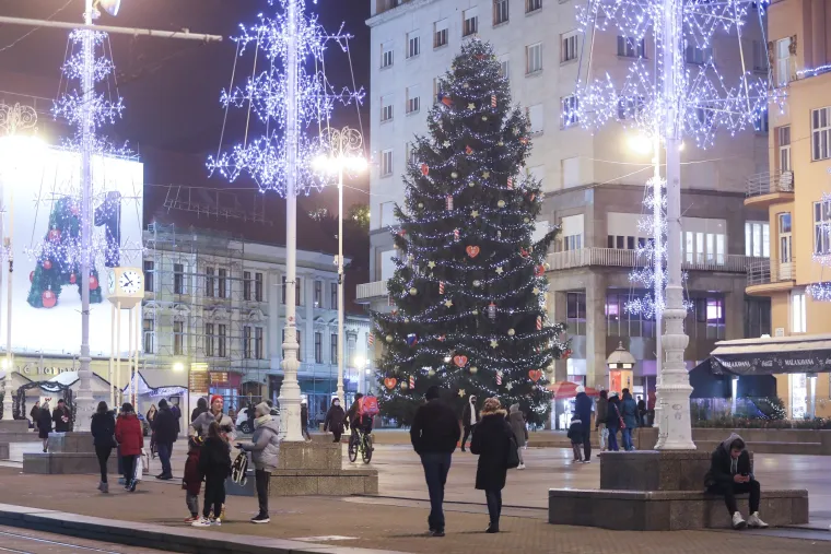 Pogledajte prekrasne prizore s Adventa u Zagrebu! Skromniji, bez buke i gužve, ali u punom sjaju